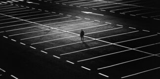 Na jakim biegu zostawić auto na parkingu?